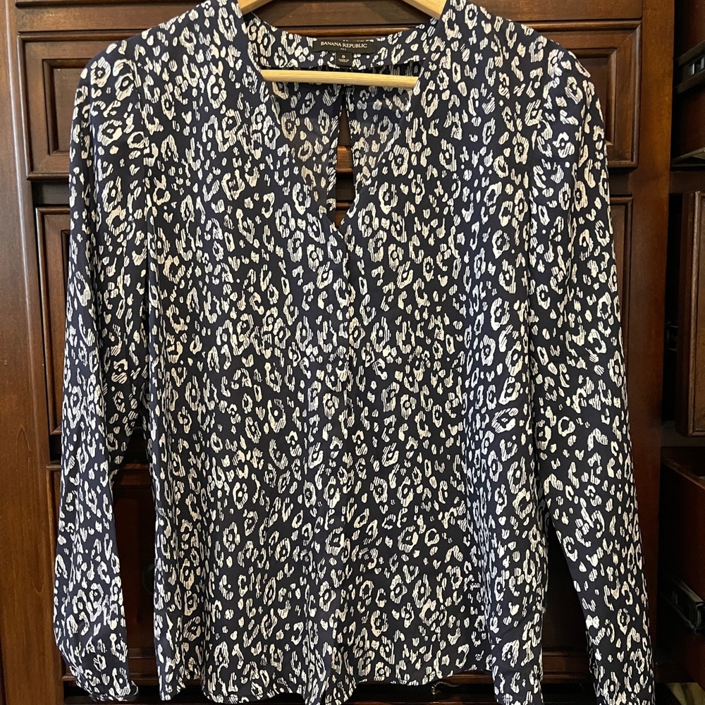 Like new leopard print banana republic blouse